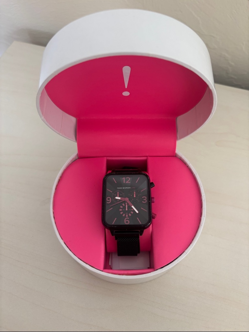 Marc Jacobs Black Mesh Magnetic watch with Pink Dial Details